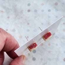 Load image into Gallery viewer, Coconut sponge studs
