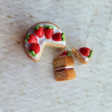 Load image into Gallery viewer, Strawberry  Cake
