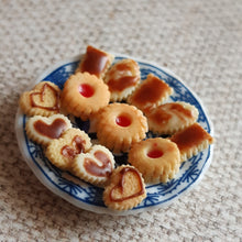 Load image into Gallery viewer, Dollhouse plate of biscuits
