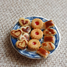 Load image into Gallery viewer, Dollhouse plate of biscuits
