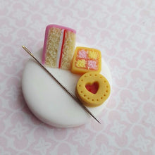 Load image into Gallery viewer, Cake and Biscuit Needle Minder
