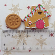 Load image into Gallery viewer, Gingerbread  House Needle Minder -Snow
